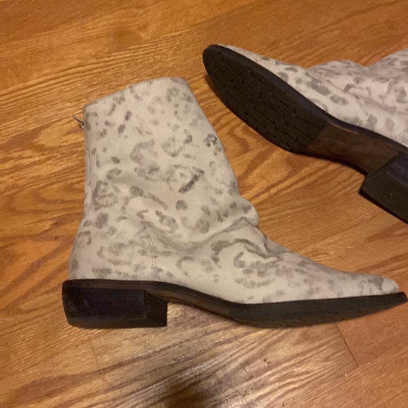 Matisse Eastside bootie size 10 leather back zip snow leopard pattern gray/white - Picture 3 of 14